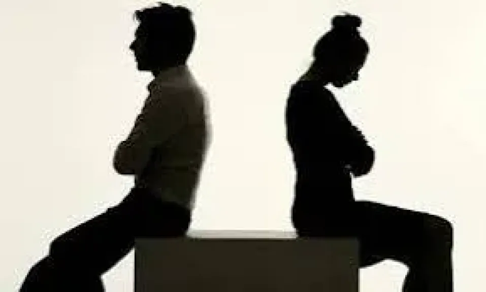 بعد 10 سنوات من الزواج وإنجاب طفلين.. قصة حب تنتهي في محكمة الأسرة بسبب اختلاف الديانة