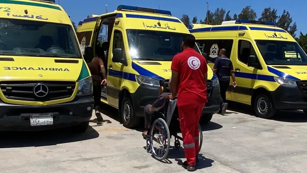 الدفعة 61 من الجرحى والمصابين الفلسطينيين تعبر معبر رفح برعاية إنسانية متكاملة من الهلال الأحمر المصري