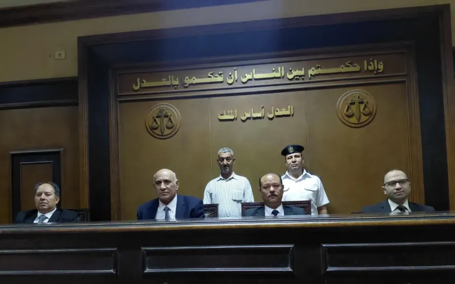 تسلل ليلاً إلى منزلها وقتلها طعناً لسرقة أموالها.. الإعدام شنقاً لبائع فاكهة في بنها