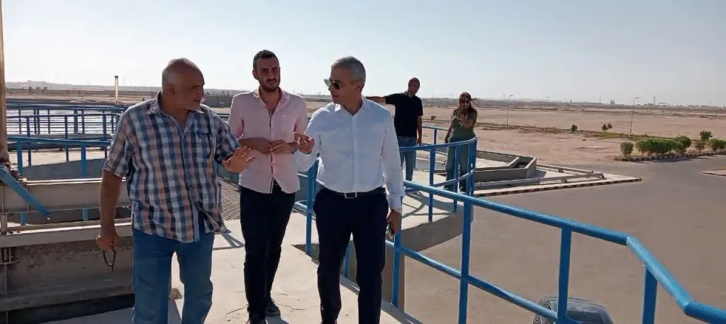 رئيس مياه البحر الأحمر يتفقد محطة معالجة المياه الثلاثية لمتابعة منظومة التشغيل