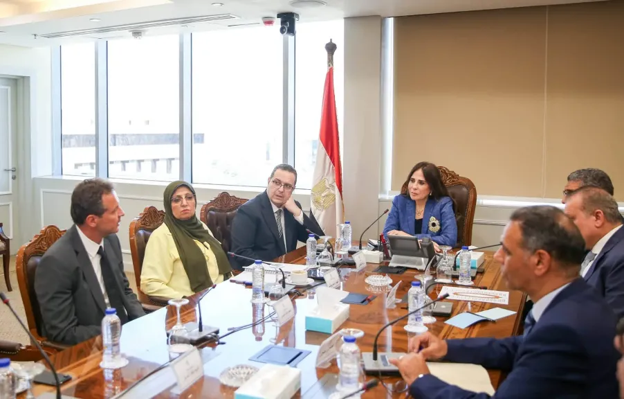 وزيرة الإسكان تبحث مع إحدى شركات التطوير العقاري فرصًا استثمارية بالمدن الجديدة