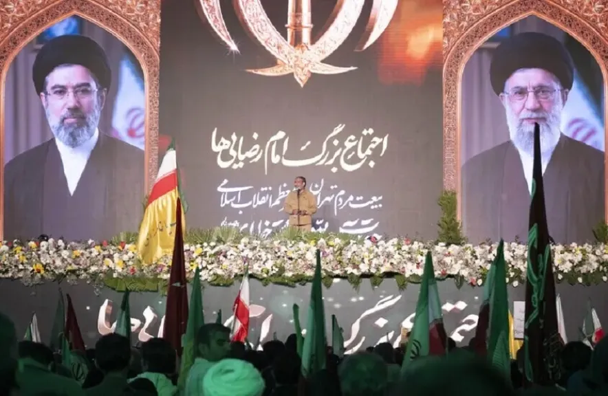 وسائل إعلام تكشف هوية الملثم الغامض في جنازة المرشد الاعلي علي خامنئي