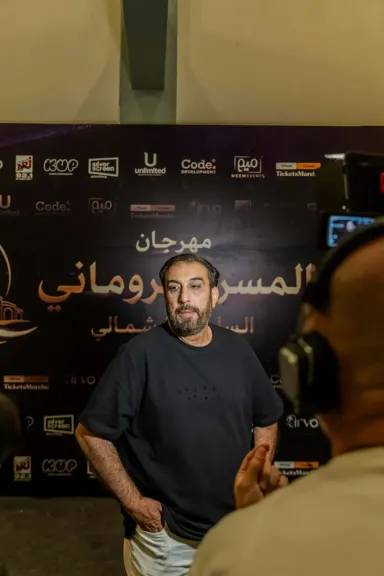 حسام حسني يشعل المسرح الروماني بحفل ضخم.. ونجوم التسعينات يعيدون ذكريات الزمن الجميل