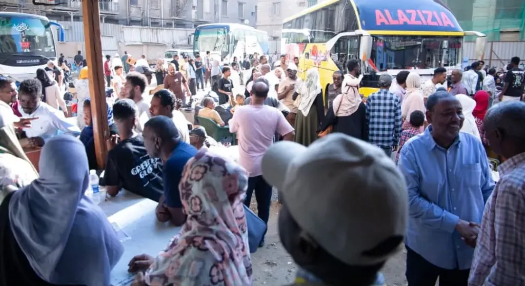 ديوان الزكاة يسيّر الفوج الثالث من المرحلة الثانية لمشروع “العودة إلى الديار”.. و18 حافلة تقل مئات السودانيين من القاهرة إلى الوطن