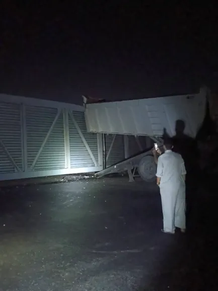 شاحنة بصندوق تتسبب في إسقاط كوبري مشاة بكفر شكر.. وتحرك عاجل لرفع آثاره