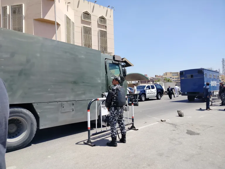 داخل مُدرعة.. صبري نخنوخ و10 آخرين يصلون جنايات القاهرة لمحاكمتهم فى قضية معرض سيارات التجمع الخامس