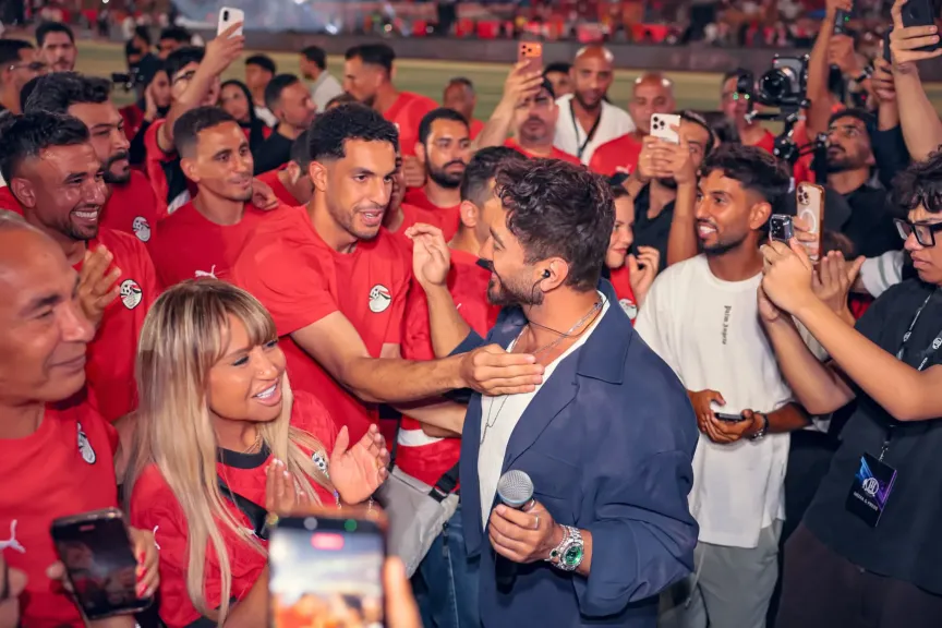 تامر حسني يشارك متابعيه بلقطات من حفل تكريم المنتخب المصري بأستاد القاهرة ” صور”
