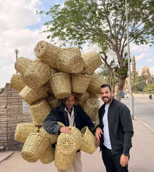 بعد نشر «النهار».. شركة سياحة تهدي «عم فوزي» شيّال الإسبتة رحلة عمرة مجانية