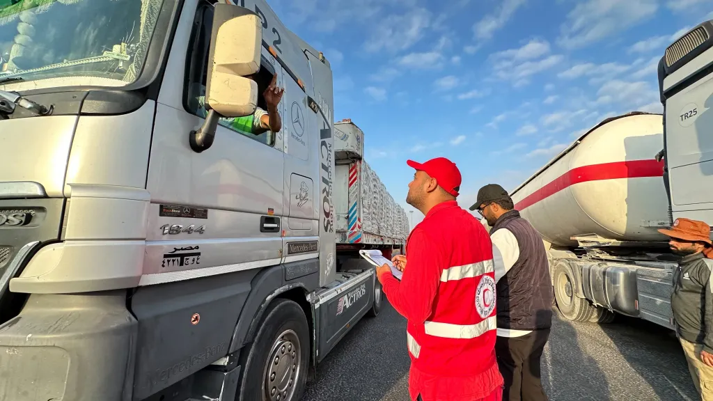 الهلال الأحمر المصري يرسل 2,797 طنًا من المساعدات الغذائية والطبية والإغاثية إلى غزة