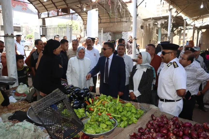 محافظ القليوبية يفاجئ سوق بهتيم بعد تسكين الباعة الجائلين ويصدر قرارات حاسمة للتطوير
