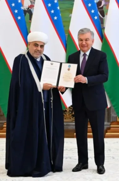 ”شيخ الإسلام في القوقاز” الله شكور باشازادة يحصل على وسام «إلْ يُورْتْ حُرْمَتي» من رئيس أوزبكستان
