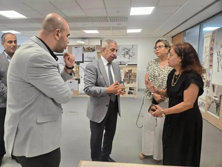 رئيس الأكاديمية العربية يتفقد مشروعات تخرج طلاب الهندسة المعمارية والتصميم البيئي