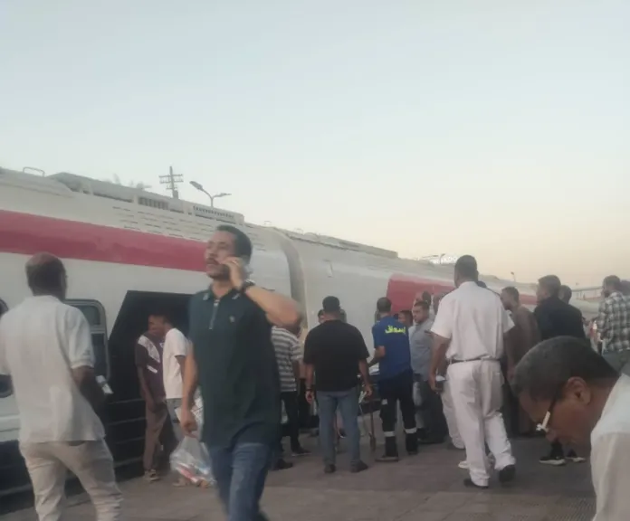أصيب بأزمة قلبية خلال سفره.. لحظة نقل جثة شاب توفي داخل القطار في قنا إلى المشرحة