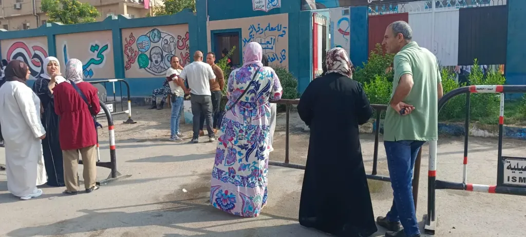 وسط دعوات الأهالي واستعدادات الورود.. طلاب الثانوية العامة بالإسماعيلية يختتمون ماراثون الامتحانات