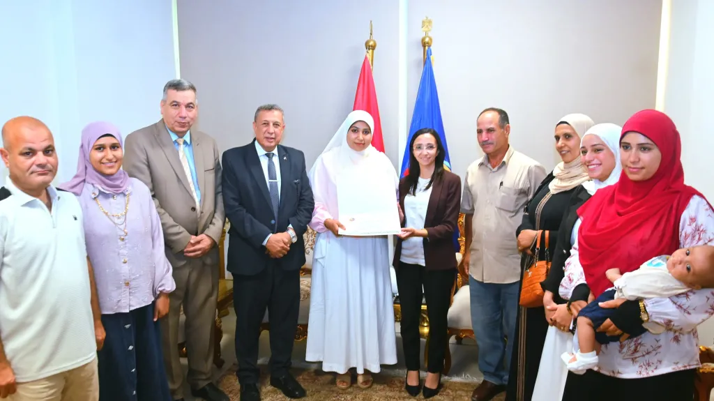 محافظ البحيرة تكرم الطالبة الأولى على مستوى الجمهورية في الدبلومات الفنية