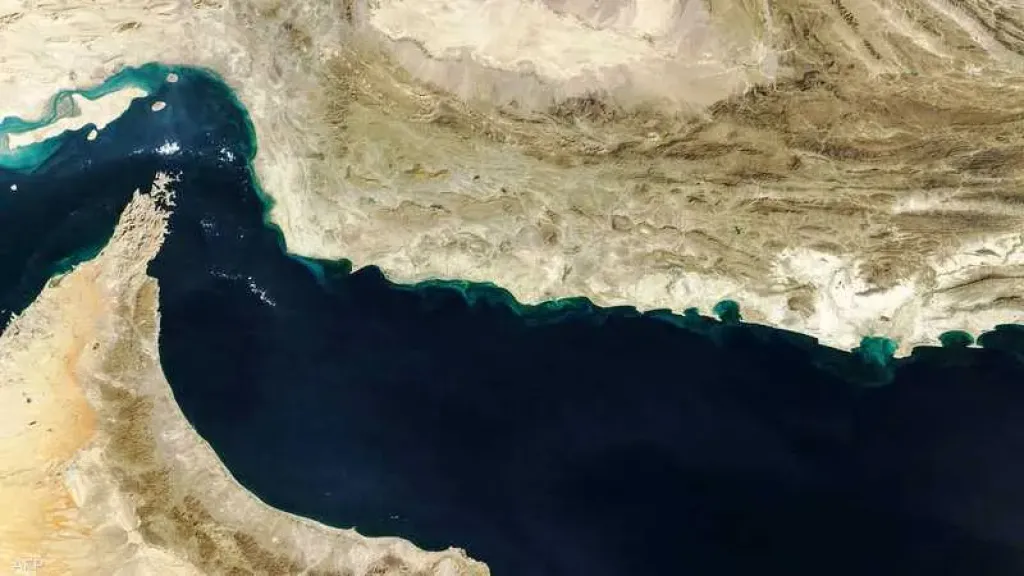 بسبب مقذوف مجهول... هيئة البحرية البريطانية تعلن أضرار هيكلية طفيفة بناقلة قرب مدينة خصب العمانية