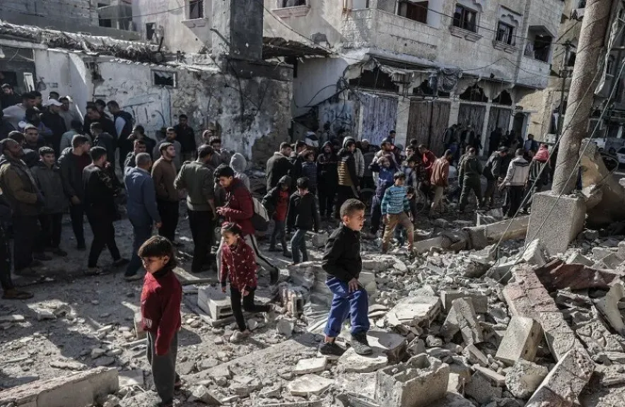 8 قتلى بغارة إسرائيلية استهدفت جنازة في النصيرات وارتفاع عدد ضحايا القصف على غزة إلى 14 منذ الفجر