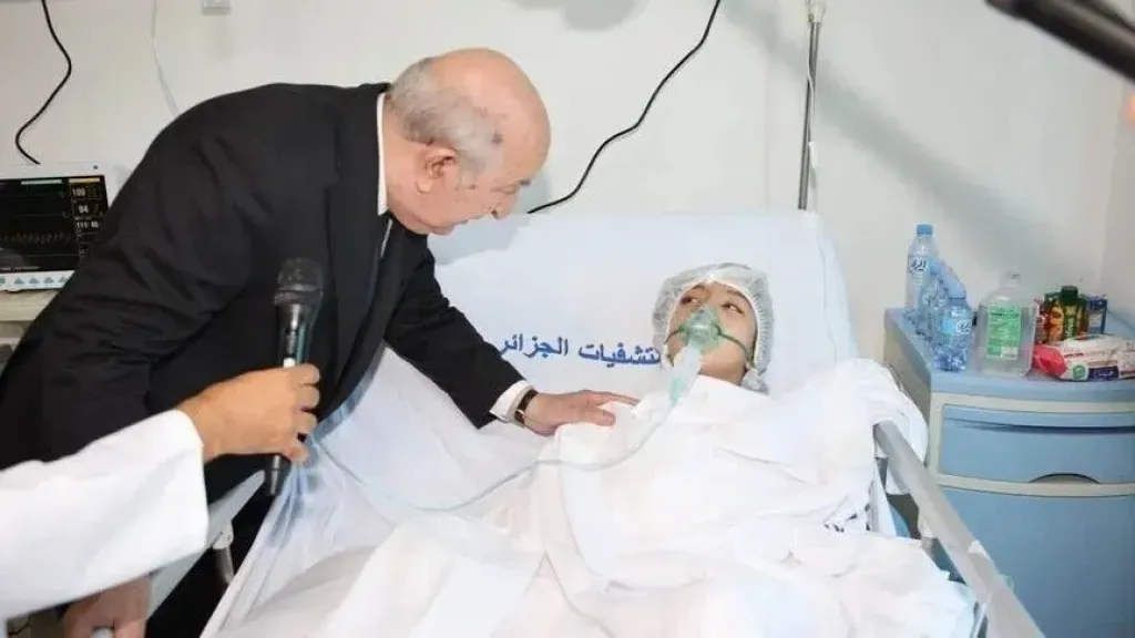 الرئيس الجزائري يتفقد مصابي الحريق فور عودته من ألمانيا