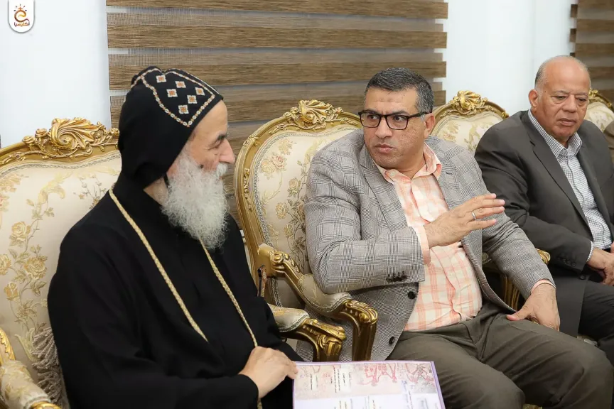 محافظ قنا يزور الأنبا بيمن مطران نقادة وقوص للاطمئنان على صحته ويبحثان جهود التنمية والتطوير