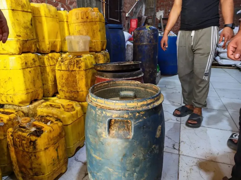 ضبط 900 لتر زيت طعام غير صالح للاستهلاك الآدمي خلال حملات رقابية بمحافظة كفرالشيخ