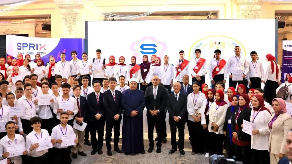 وزير التعليم والسفير الياباني يكرمان 35 طالبًا وطالبة من المتفوقين في اختبار ”توفاس” لمادة البرمجة والذكاء الاصطناعي...صور
