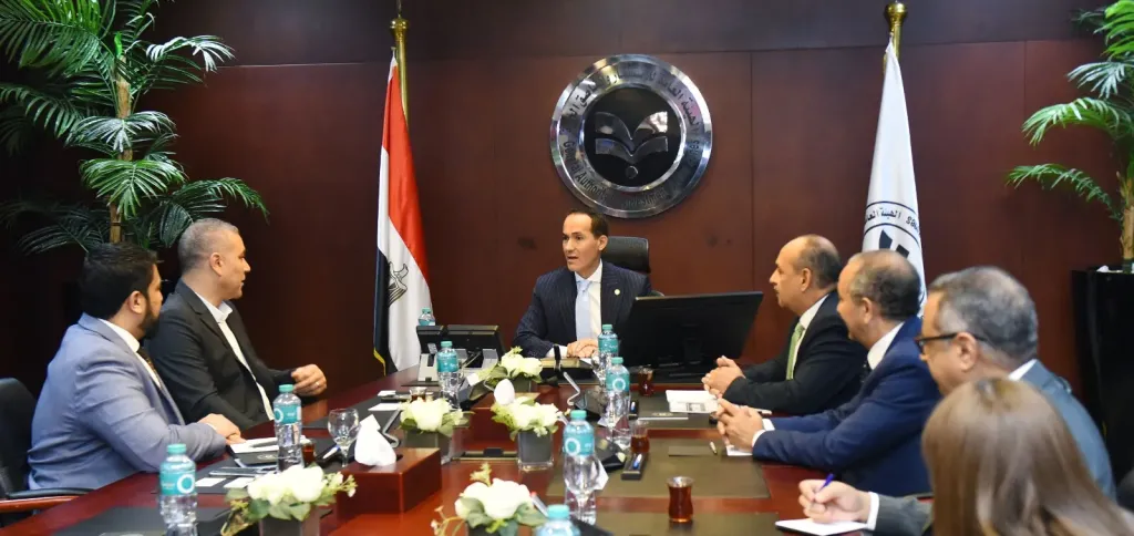 الرئيس التنفيذي للهيئة العامة للاستثمار يلتقي مسؤولي ”جارديان جلاس” لمتابعة خططها الاستثمارية