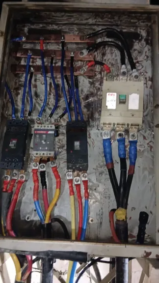 استجابة لشكوى الأهالي بقفط.. إصلاح عطل بكابينة محول كهرباء نجع الشيخ وإعادة التيار الكهربائي