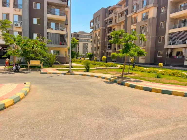وزيرة الإسكان تتابع موقف تنفيذ عدد من المشروعات وملفات العمل بمدينتي العاشر من رمضان وحدائق العاشر من رمضان
