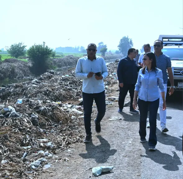 محافظ البحيرة تُوجه بحملة نظافة على جانبي مصرف ”إيتاي البارود – بني هلال”