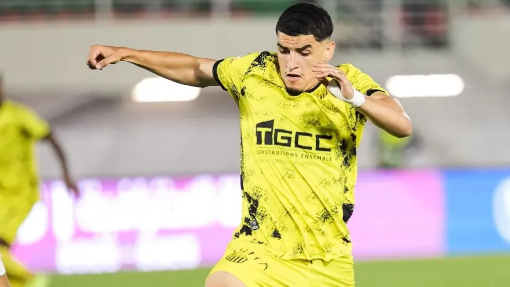 الأهلي ينسق موعد وصول بن جديدة إلى القاهرة وعموتة يهنئ اللاعب