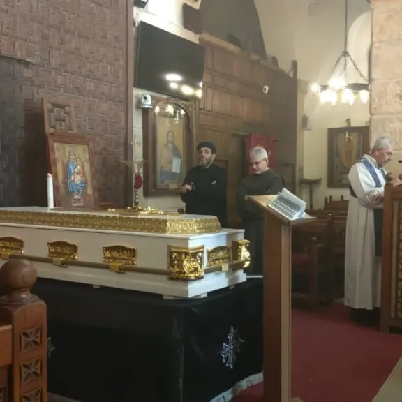 الوداع الأخير للموسيقار هاني شنودة.. وصول الجثمان إلى كنيسة السيدة العذراء بالمعادي