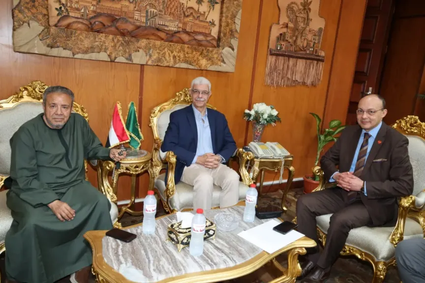 بالتزامن مع اليوبيل الذهبي.. رئيس جامعة المنوفية يعلن تشغيل أحدث أجهزة الليزر والمناظير بالمستشفيات الجامعية