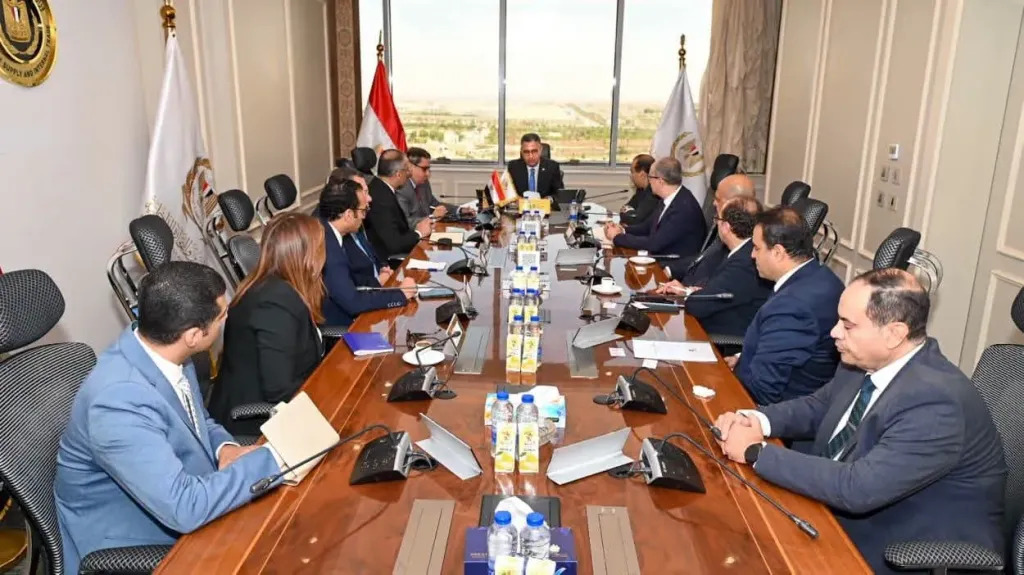 المصرية للاتصالات تبحث مع التموين تنفيذ منظومة التحصيل والسداد الإلكتروني للمخابز المدعمة