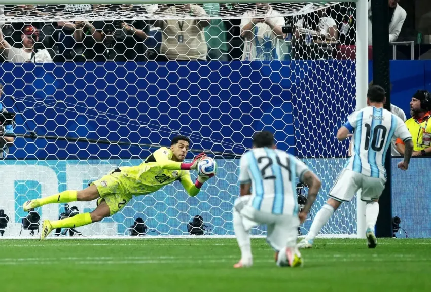 مصطفى شوبير يخطف أنظار سيميوني في كأس العالم
