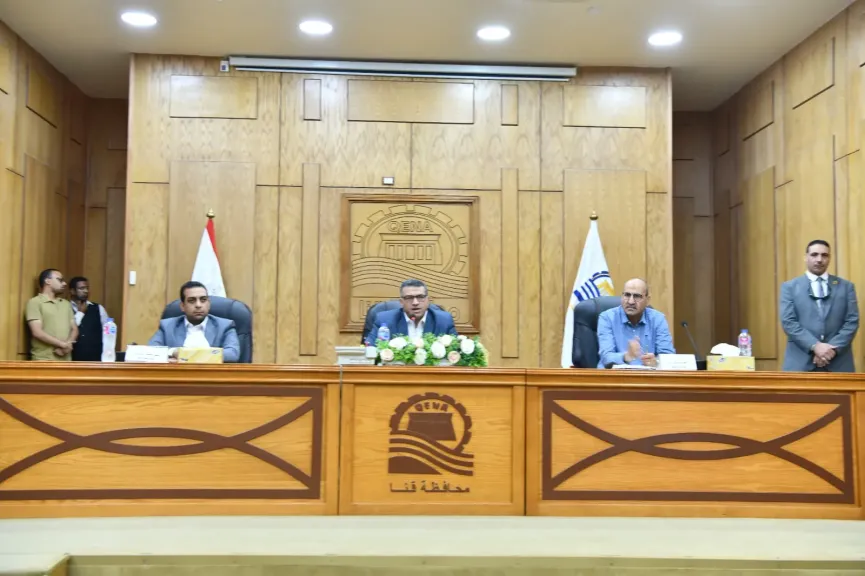 محافظ قنا ينحاز لمعمري الصحراء.. بداية حل أزمة عقود المثلث الذهبي