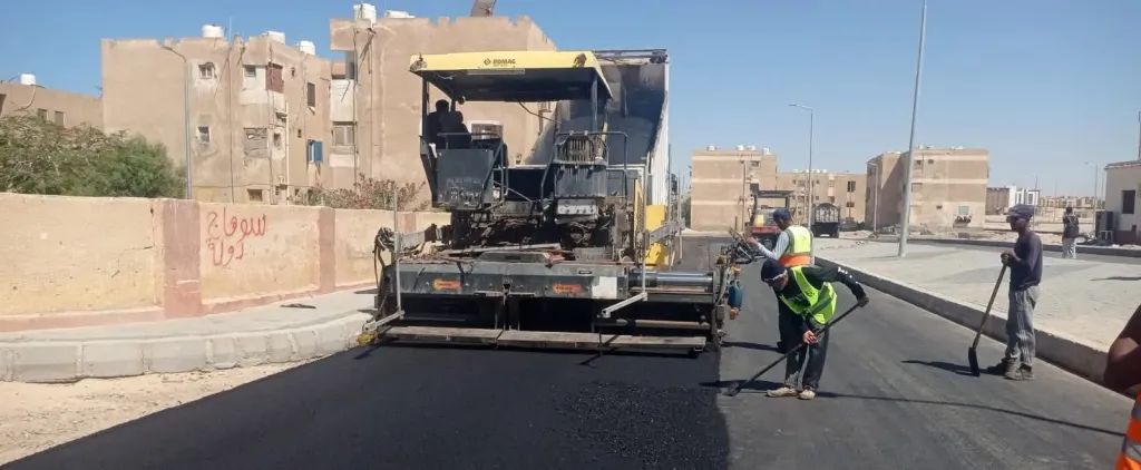 متابعة ميدانية لأعمال الرصف وتركيب الإنترلوك بحي بدر بمدينة طور سيناء