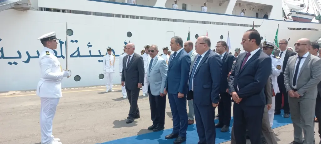 رئيس الأكاديمية يستقبل امين عام وزارة الداخلية والجماعات المحلية والنقل ،و المدير العام لمؤسسة ميناء الجزائر على متن السفينة في حضور السفير المصري ، ويقدم منح دراسية للطلاب الجزائريين