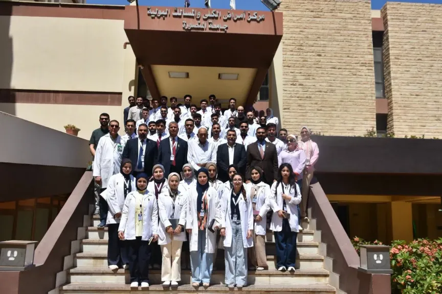 ضمن برنامج التدريب الصيفي الدولي.. طلبة جامعة العين العراقية يلتقون رائد زراعة الكلى العالمي الدكتور محمد غنيم بجامعة المنصورة