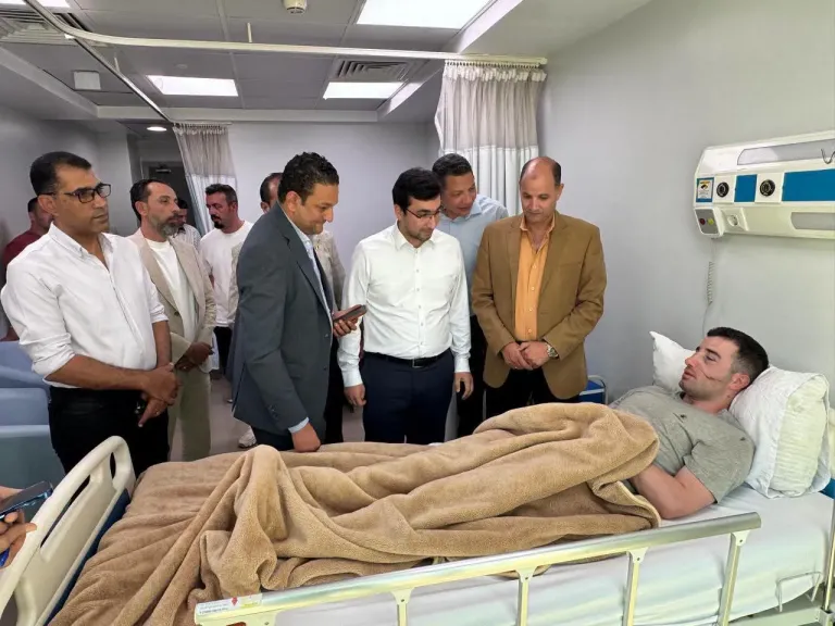 مستشفى رأس سدر تستقبل مصابى حادث تصادم أتوبيس مع سيارة نقل