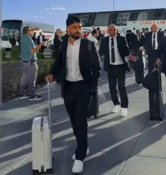 محمد صلاح يلفت الأنظار بحقيبة سفر فاخرة.. سعرها يتجاوز 213 ألف جنيه