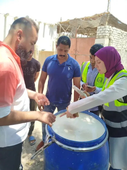 ضبط 1.8 طن ألبان فاسدة ومغشوشة قبل طرحها بالأسواق بالفيوم