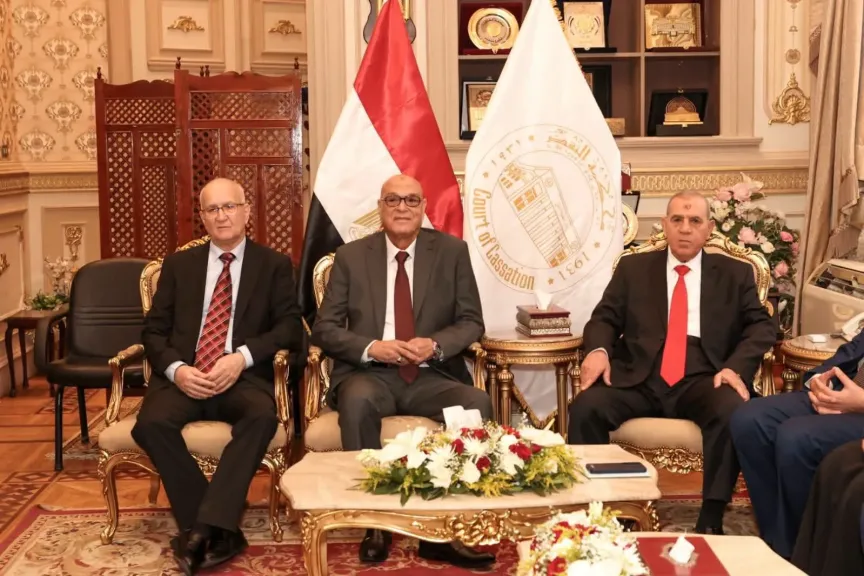 رئيس ”قضايا الدولة” يهنئ رئيس محكمة النقض بزيارة رسمية لدار القضاء العالي