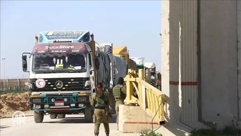 شاحنات المساعدات وأزمة الوقود.. باحث اقتصادي يدعو لقراءة أعمق للمشهد الفلسطيني