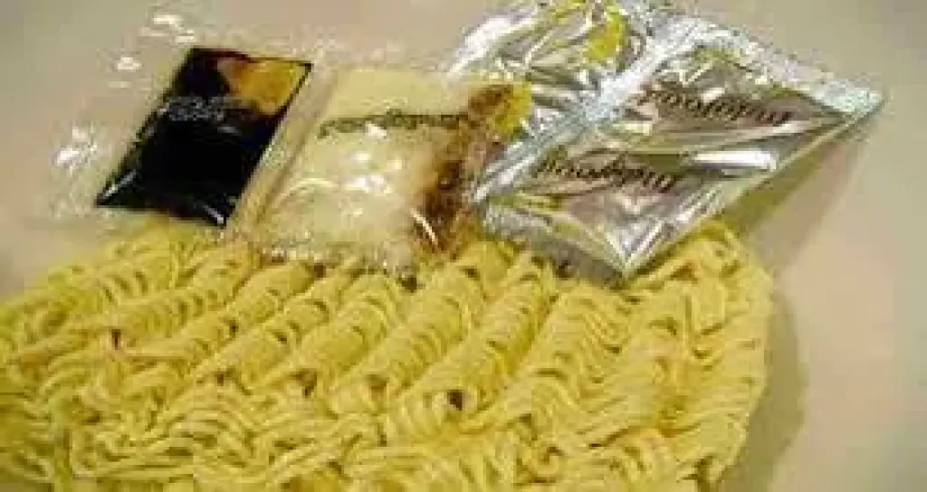 قبل تناول الإندومي.. تعرف على أبرز أضراره الصحية
