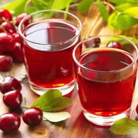 ماذا يحدث لجسمك عند شرب عصير الكرز قبل النوم؟