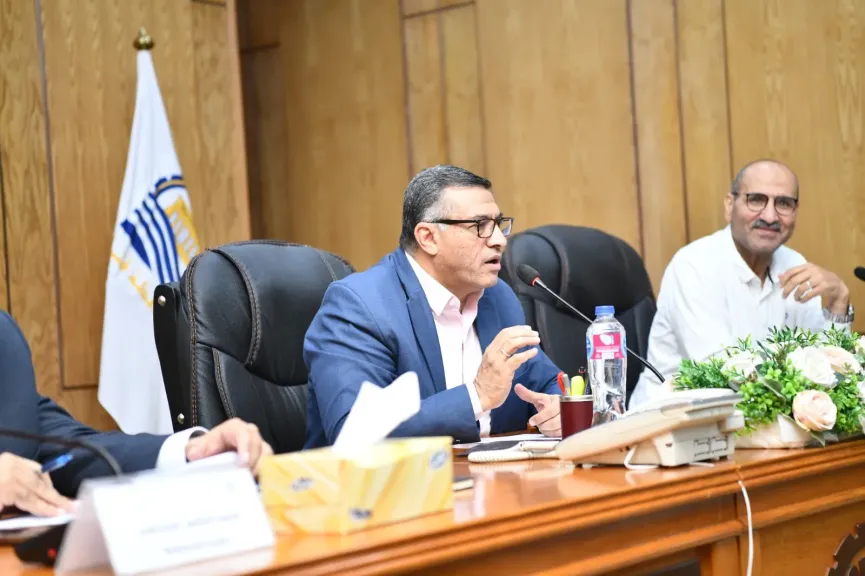 محافظ قنا يناقش الموقف التنفيذي لملفات التقنين واسترداد أراضي الدولة وتراخيص المحال العامة
