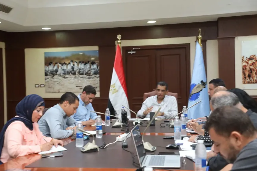 محافظ البحر الأحمر يستعرض الموقف التنفيذي لمشروعات الصرف الصحي والخطة الاستثمارية بمدينة الغردقة