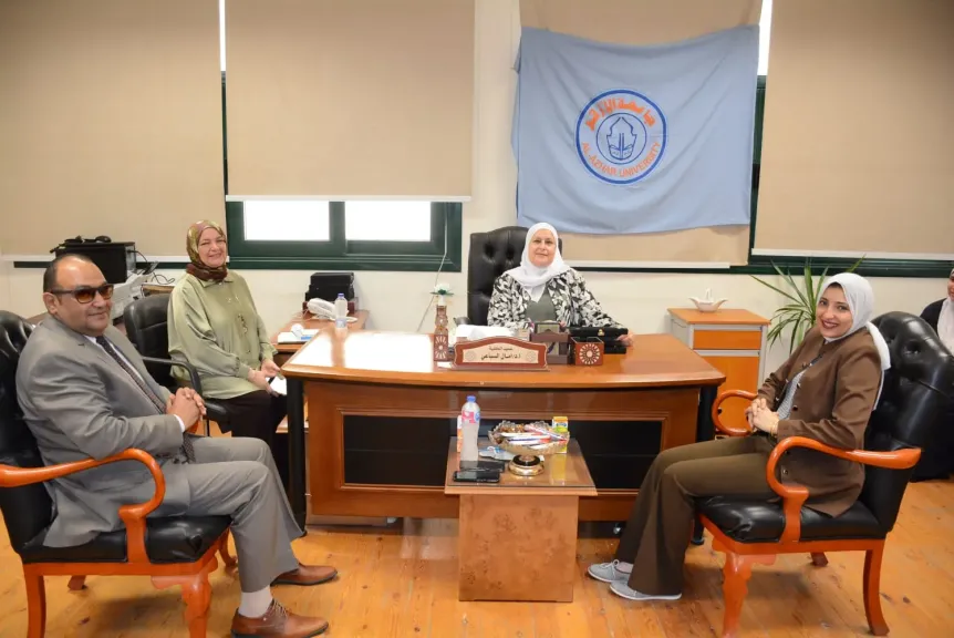 مشروع «سفراء الأزهر» يكرّم الأستاذة الدكتورة آمال السباعي، تقديرًا لمسيرة حافلة بالعطاء ودعم الأنشطة الطلابية والتدريبية.