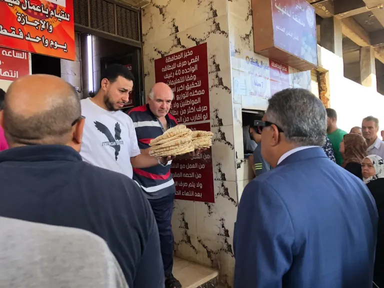 محافظ الدقهلية يتفقد مخبز المحافظة الكبير للخبز المدعم بالمنصورة لمتابعة انتظام العمل