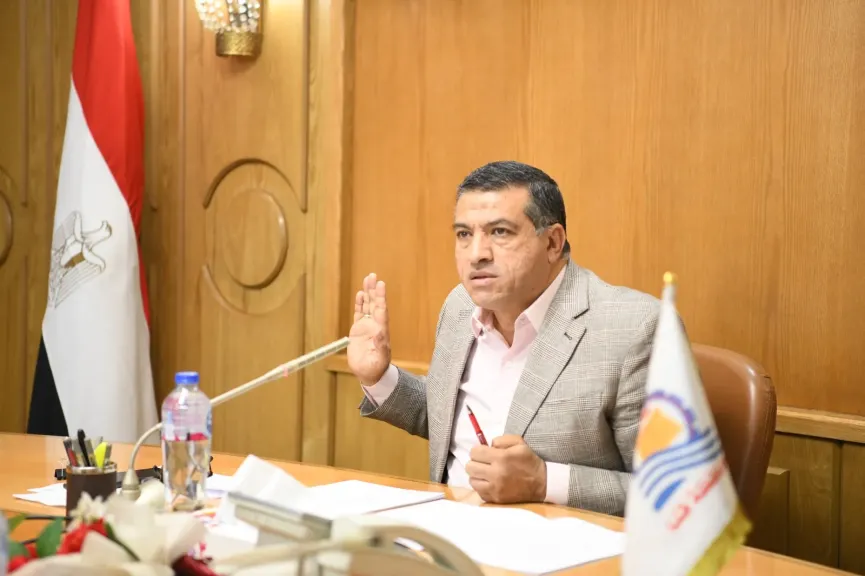 ضبط شخص أثناء قيامه بإلقاء مخلفات الصرف الصحي داخل ترعة السهوم بقنا